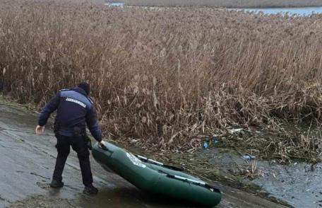 Bărbat ieșit la pescuit prins de jandarmi cu plase monofilament la acumularea Bucecea - FOTO