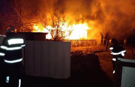 Incendiu puternic! Casă a unei batrâne mistuită de flăcări - FOTO