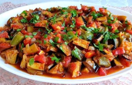 Mâncare de ardei cu vinete și dovlecei