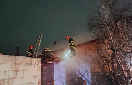 Bătrână rămasă fără locuință după ce a făcut focul în sobă și a plecat de acasă - FOTO