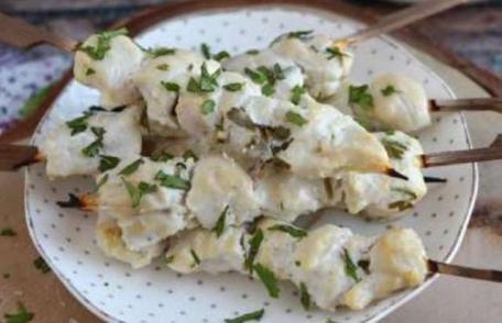 Frigărui de pui marinate în sos de iaurt și lămâie