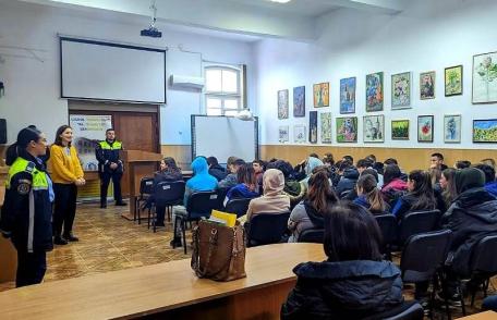 „Dincolo de aparenţe”, sesiune de informare a polițiștilor botoșăneni împotriva consumului de droguri