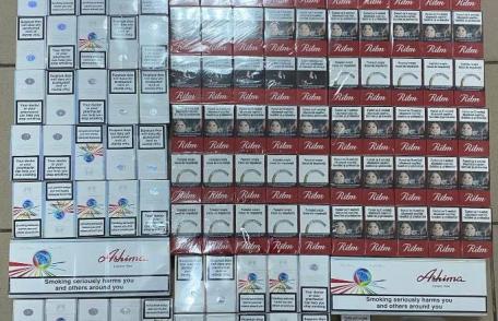 Bărbat amendat de jandarmi după ce a fost depistat comercializând țigări de contrabandă - FOTO