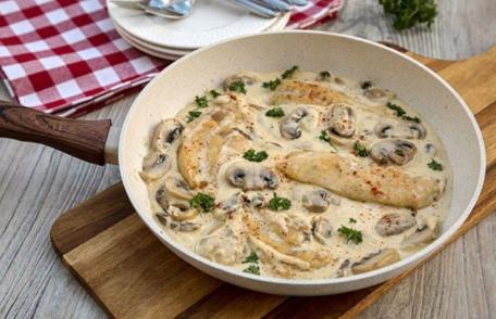 Piept de pui în sos de ciuperci