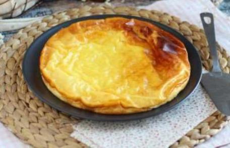 Plăcintă extra rapidă și ușoară din 3 ingrediente!