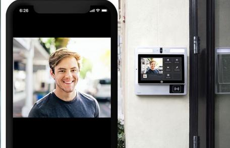 Cum funcționează un interfon care se accesează cu telefonul, și de ce ar trebui să ai unul