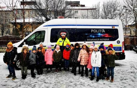 Activități educative desfășurate de polițiști în unitățile de învățământ - FOTO