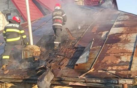 Flăcările unui incendiu au cuprins acoperișul unei case din Stâncești - FOTO