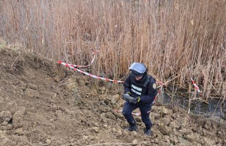 Proiectil exploziv găsit de un muncitor care lucra la consolidarea unui pod - FOTO