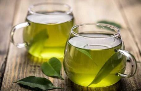 Cine și în ce situații trebuie să evite consumul de ceai verde