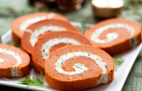 Ruladă aperitiv de roșii cu cremă de brânză