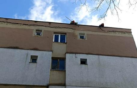 Pompierii botoșăneni continuă să intervină pentru înlăturarea efectelor produse de vântul puternic - FOTO