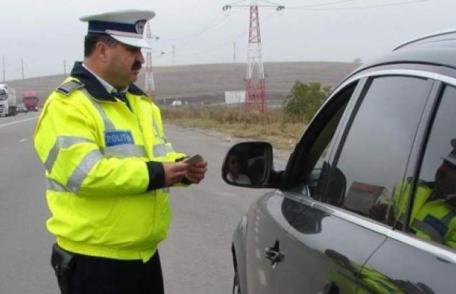Șofer amendat după ce a fost depistat în mașină cu persoane luate „la ocazie”