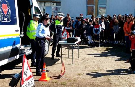 Poliţiştii botoşăneni alături de elevii Şcolii Gimnaziale „Octav Băncilă” Corni, pentru prevenirea victimizării acestora - FOTO