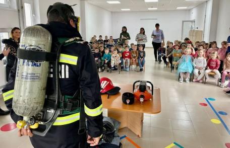 Pompierii încheie săptămâna alături de copii - FOTO