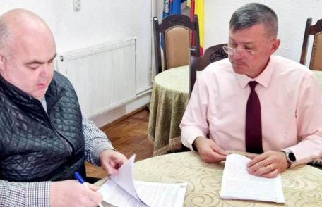 Drumul Măgura va fi asfaltat - primarul comunei Ibănești, Romică Magopeț a semnat contractul de realizare a lucrărilor!