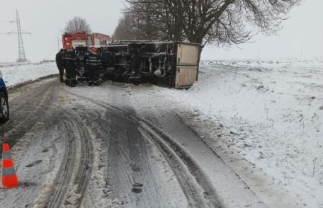 Accidente la Dumbrăvița și George Enescu! Un autoturism a intrat într-un parapet și o autoutilitară s-a răsturnat