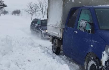 O autoutilitară și mai multe autoturisme rămase înzăpezite pe drumul Botoșani - Săveni, deblocate de pompieri - FOTO