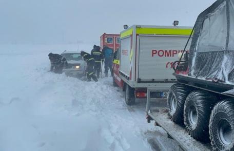 Autoritățile continuă intervențiile pentru scoaterea din nămeți a mașinilor blocate pe drumurile din județul Botoșani - FOTO