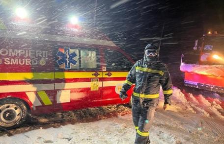 Peste 400 de persoane rămase înzăpezite au fost salvate de pompierii militari și voluntari - FOTO