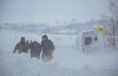 Misiunile pentru salvarea persoanelor înzăpezite pe drumurile naționale și județene, continuă - FOTO