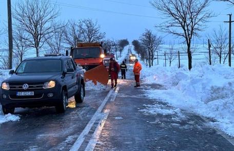 Echipele de intervenție muncesc din greu pentru a debloca drumurile din județ - FOTO