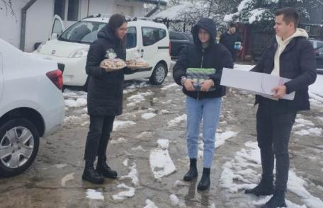Voluntarii de la Liceul „Regina Maria” din Dorohoi împart bucurie! - FOTO