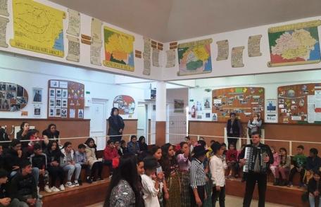 Ziua Internațională a Romilor, sărbătorită la Școala Gimnazială „Ștefan cel Mare” Dorohoi: Copiii au dansat și și-au prezentat obiceiurile