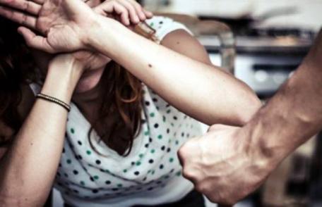 Doi bărbați reținuți pentru violență în familie