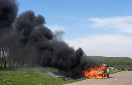 Microbuz cuprins de flăcări la ieșirea din localitatea Suharău spre Oroftiana