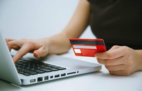 Identificat de polițiști după efectuarea de cumpărături on-line cu cardul altei persoane