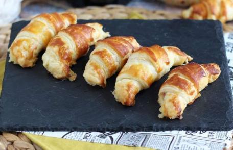 Croissante din foietaj cu șuncă și cașcaval