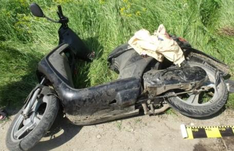 A ajuns în șanț după ce a condus un moped beat și fără permis