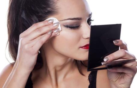 Greșeli pe care le faci atunci când te demachiezi