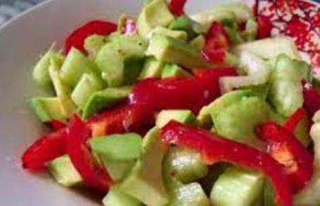 Salată cu avocado, tulpini de țelină și ardei