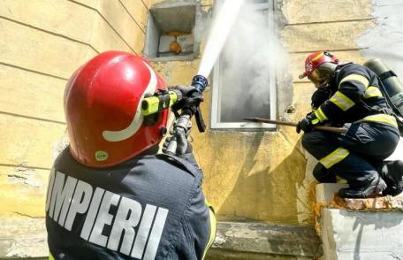 Casă din Botoșani cuprinsă de flăcări. Un tânăr se afla în interior - FOTO