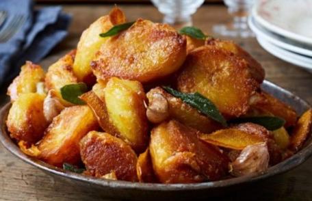 Cartofi copți cu usturoi și salvie