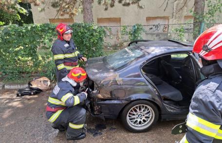 Autoturism cuprins de flăcări, pe o stradă din Trușești