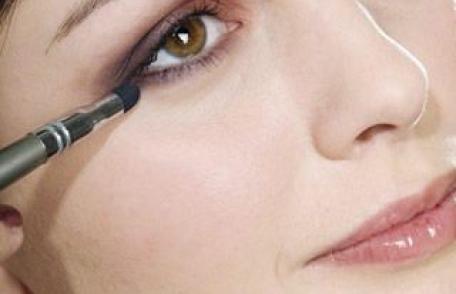 Cum te machiezi când rămâi fără cosmetice?