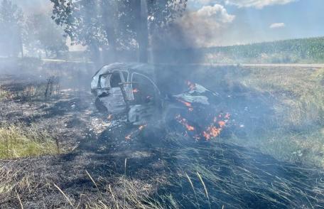 Un autoturism parcat lângă un lan de grâu a luat foc. Focul s-a extins și la cultura de cereale - FOTO