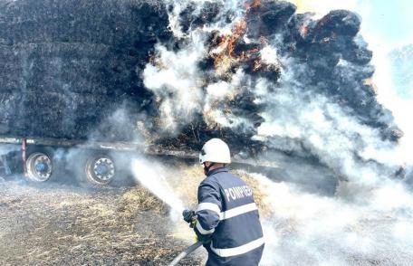 Camion încărcat cu baloți de paie cuprins de un incendiu. Pompierii au intervenit de urgență - FOTO