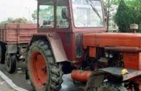 Bărbat ieșit la plimbare cu tractorul agricol și remorca deși nu avea permis