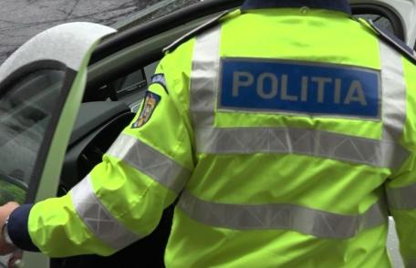 Prins de polițiști în timp ce se plimba cu o mașină neînmatriculată și fără permis