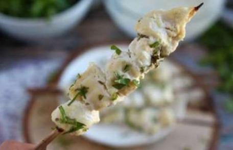 Frigărui de pui marinate în sos de iaurt și lămâie