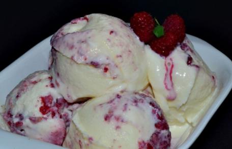 Înghețată cu iaurt și zmeură