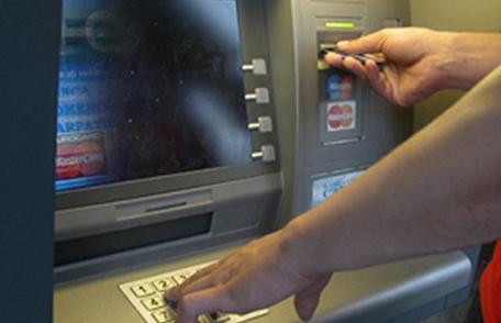 Un card bancar te anunţă prin SMS de retragerea banilor