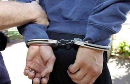 Tânăr arestat preventiv după ce a încălcat ordinul de protecție pentru violență și furt