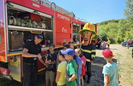 Pompierii botoșăneni alături de copiii înscriși la „Tabăra din pridvorul satului” din Boscoteni - FOTO
