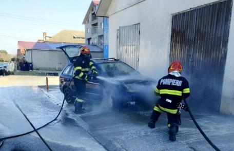 Mașină cuprinsă de flăcări la scurt timp după ce a fost parcat pe o stradă din Darabani