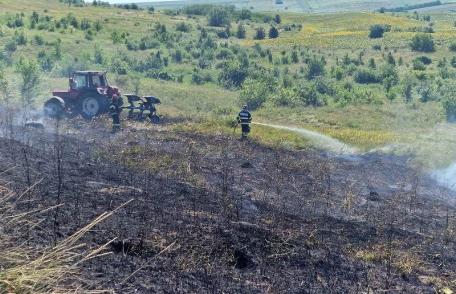 Zece tone de paie depozitate pe un câmp din județ, au ars într-un incendiu - FOTO